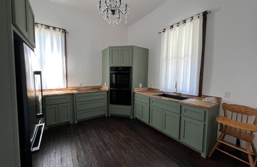 Davis House | Plenty of space to relax! Near Turner falls and Crossbar Ranch. Sleeps 6