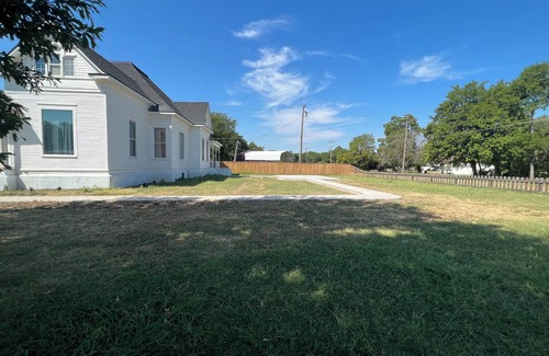 Davis House | Plenty of space to relax! Near Turner falls and Crossbar Ranch. Sleeps 6