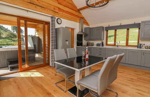 Bleddfa Cottage | PLOONY HILL CABIN, pet friendly, with hot tub in Knighton