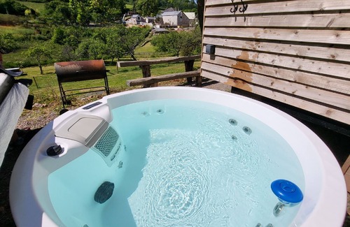 Paignton Cabin | Plum Hut, romantic shepherd hut retreat with log burner, hot tub, pet friendly!