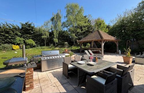 Sheldwich House | Plum Pudding Barn - private heated pool, hot tub & kids play area