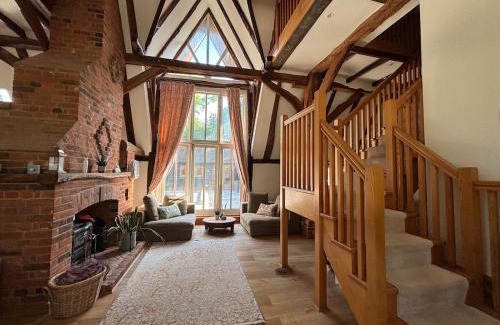 Sheldwich House | Plum Pudding Barn - private heated pool, hot tub & kids play area