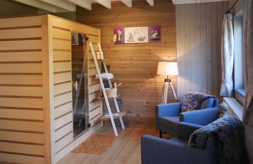 Filot House | Plush Holiday Home in Filot with Sauna and Relaxation Baths