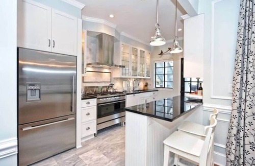 Myers Park Condo | Plush Myers Park 2BR King Condo - Porch - Private