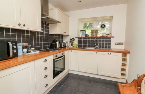 Cenarth Cottage | PLYG-Y-RHIW, pet friendly, with open fire in Newcastle Emlyn