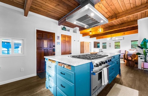 Lincoln House | PNW Downtown Hobbit Home - Detached game-room & Outdoor pizza oven!