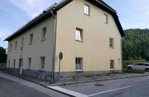 Hrib-Loski Potok House | Počitniška hiša Ostrnica