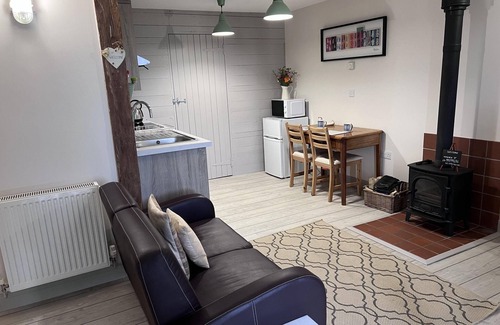 Shorwell Cottage | Poachers Hut 1-Bed Cottage, Sleeps 2, Pet Friendly