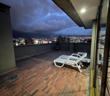 Astorga Apartment | Poblado Luxe Living Loft AC, 400Mbps and King Bed