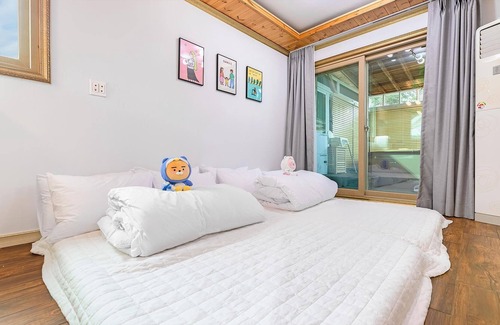 Sinbuk-myeon House | Pocheon Hi Mom Kids Spa Pension Black