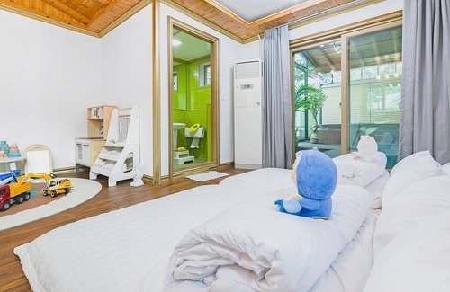 Sinbuk-myeon House | Pocheon Hi Mom Kids Spa Pension Black