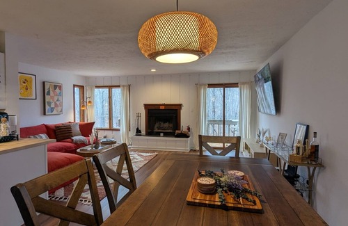 East Stroudsburg House | Poconos Nest & Nook: A Cozy King & Queen 2BR with a jacuzzi room facing nature