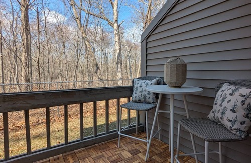 East Stroudsburg House | Poconos Nest & Nook: A Cozy King & Queen 2BR with a jacuzzi room facing nature