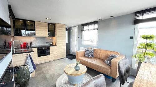 Municipality of Aalsmeer Apartment | Poellodge, Luxe houseboot met zonnig terras