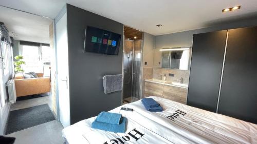 Municipality of Aalsmeer Apartment | Poellodge, Luxe houseboot met zonnig terras