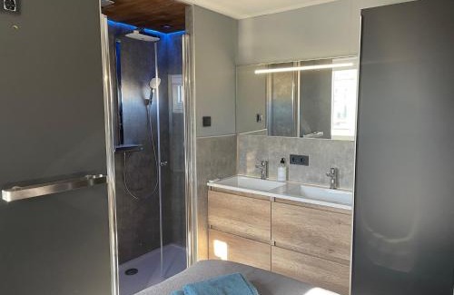 Municipality of Aalsmeer Apartment | Poellodge, Luxe houseboot met zonnig terras