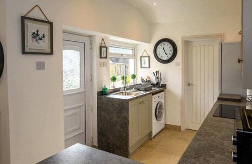 Abercwmboi House | Poet's Cottage: Breathtaking Aberdare Heritage