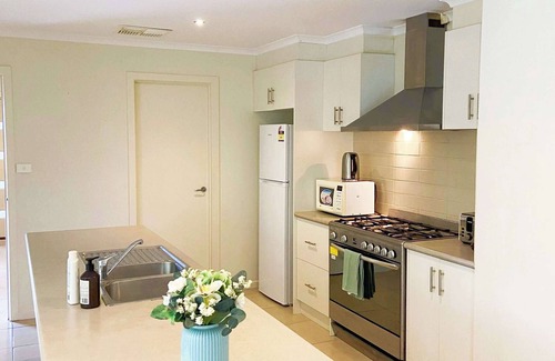 Point Cook House | Point Cook 5BR Family Home walk to shops and parks