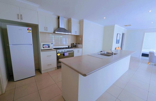 Point Cook House | Point Cook 5BR Family Home walk to shops and parks