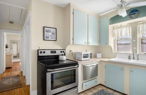 The Point House | Point Cottage In Newport, Pet Friendly Walk To Water. Discounts for long stays.