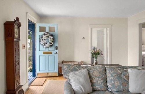 The Point House | Point Cottage In Newport, Pet Friendly Walk To Water. Discounts for long stays.