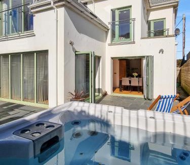 Croyde Apartment | Point View - Award Winning Apartments with Private Hot Tub & Parking
