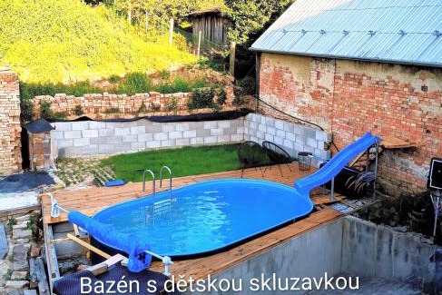 Nechvalin Apartment | Pokoje v přízemí RD - terasa, bazén, zahrada