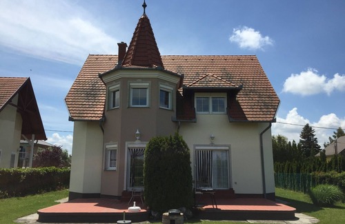 Balatonmariafurdo Apartment | Poldis Villa only 50 m to the lake (DHH Maria)