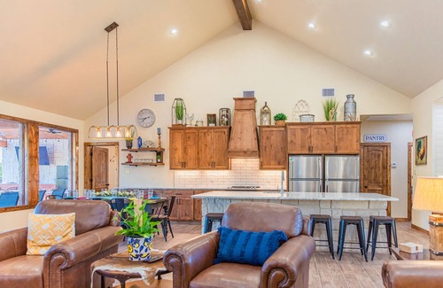 Sabinal House | Ponderosa Paradise @ Buchanan Vacation Homes - Luxury Lodge/Pool/Basketball