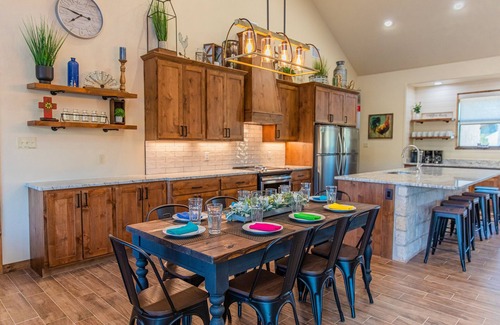 Sabinal House | Ponderosa Paradise @ Buchanan Vacation Homes - Luxury Lodge/Pool/Basketball