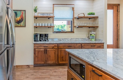 Sabinal House | Ponderosa Paradise @ Buchanan Vacation Homes - Luxury Lodge/Pool/Basketball