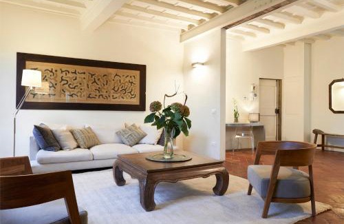 Oltrarno Apartment | Ponte Vecchio Flat Overlooking Piazza della Passera