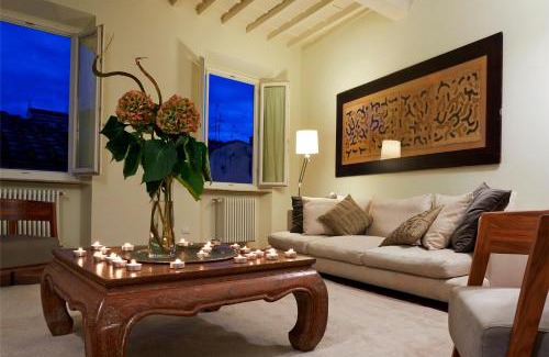 Oltrarno Apartment | Ponte Vecchio Flat Overlooking Piazza della Passera