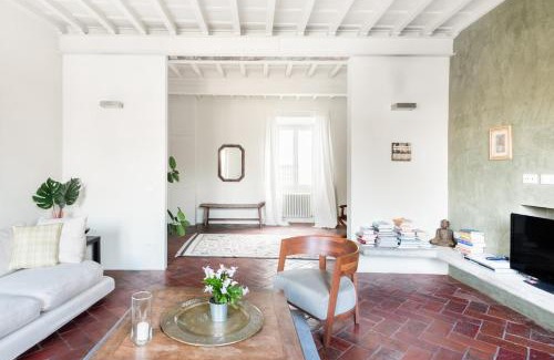 Oltrarno Apartment | Ponte Vecchio Flat Overlooking Piazza della Passera