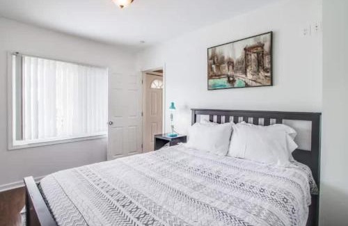 Pontiac House | Pontiac Family-Friendly 3BR home