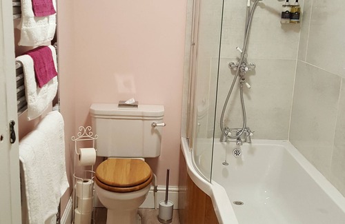 Ammanford Bed & Breakfast | Pontyclerc Farm House B&B