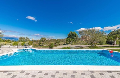 Podgradina Apartment | Pool apartments w/ 2000m fully fenced garden *Nika