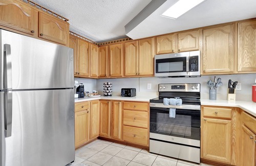 Regency Park House | Pool! | BBQ ! Sleeps 8PPL | TV's | King Bed