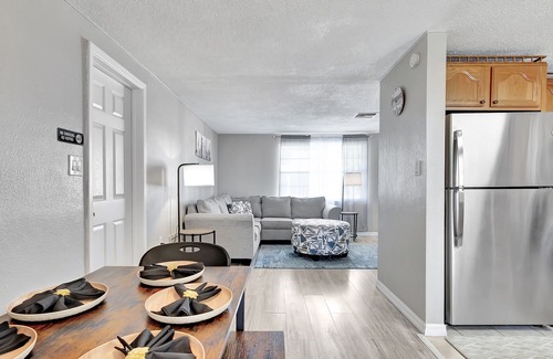 Regency Park House | Pool! | BBQ ! Sleeps 8PPL | TV's | King Bed