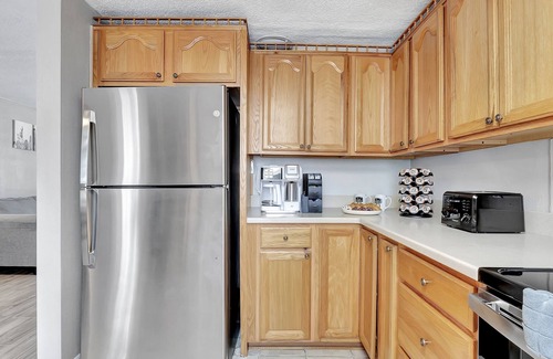 Regency Park House | Pool! | BBQ ! Sleeps 8PPL | TV's | King Bed