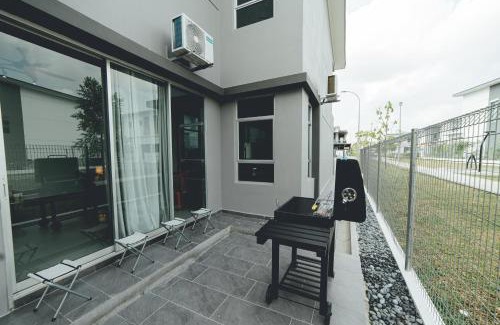 Masai House | POOL & BBQ The Corner House Ayera Homestay 14pax