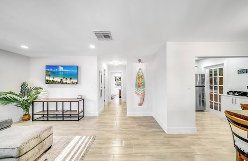 Coral Ridge Apartment | Pool! Coastal Beach Getaway! Walk 2 Beach+Shops!