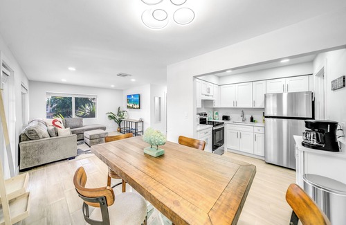 Coral Ridge Apartment | Pool! Coastal Beach Getaway! Walk 2 Beach+Shops!