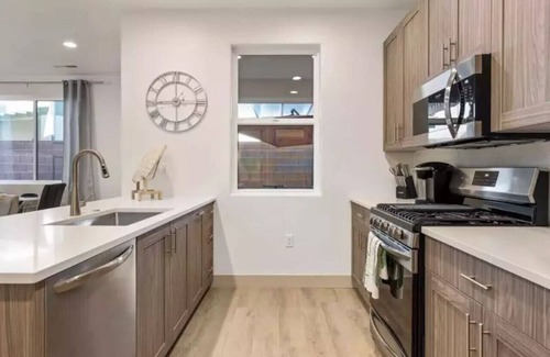 St. George House | Pool! E-Bikes! Sleeps 38!