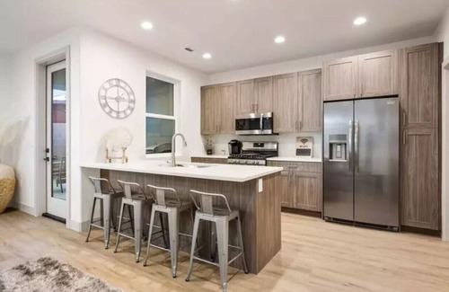 St. George House | Pool! E-Bikes! Sleeps 38!
