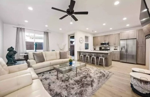St. George House | Pool! E-Bikes! Sleeps 38!