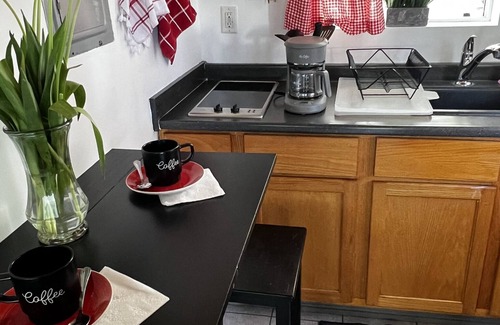 Burbank House | Pool Guesthouse near Hollywood & Studios