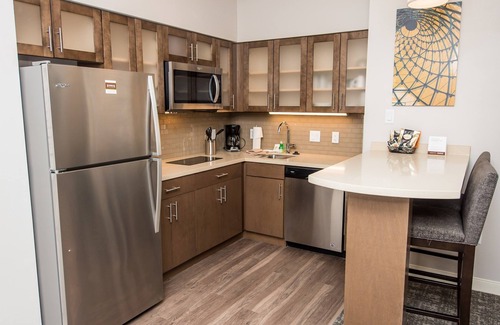 Humble Condo | Pool & Gym Access. Free Breakfast Buffet Every Morning!