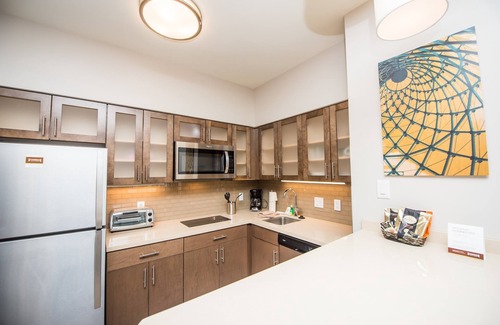 Humble Condo | Pool & Gym Access. Free Breakfast Buffet Every Morning!