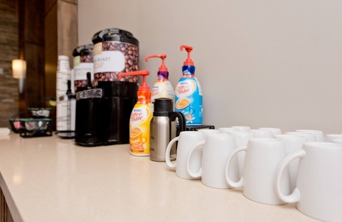 Humble Condo | Pool & Gym Access. Free Breakfast Buffet Every Morning!